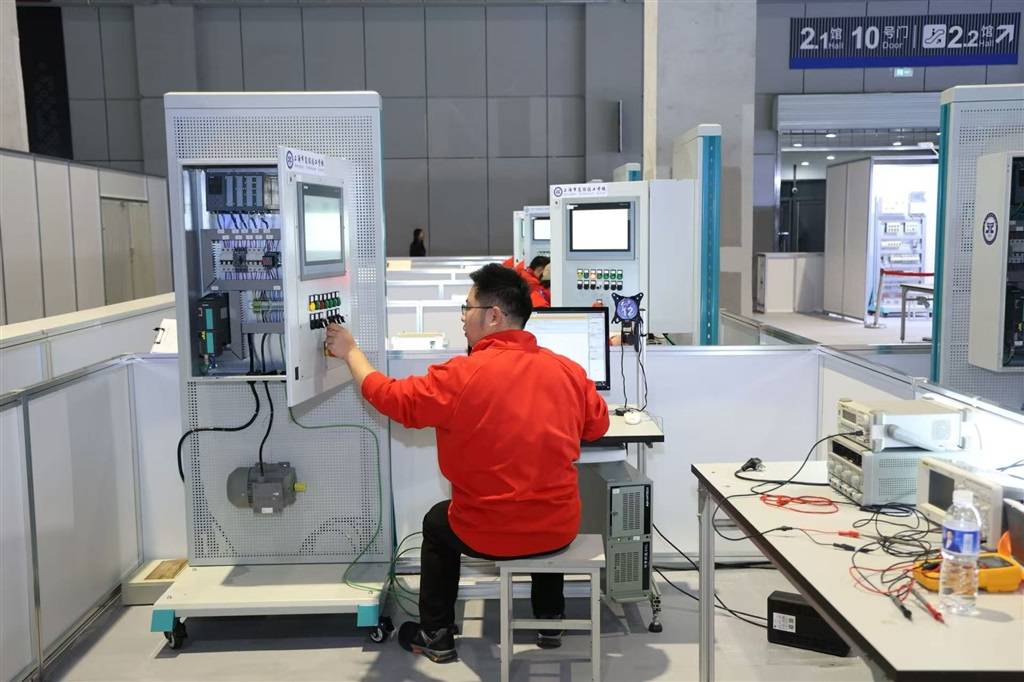 看自主移动机器人“摘果子”，上海第二届技能大赛上“高端技能”引关注